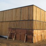 Betriebshalle mit beeindruckender Holzfassade